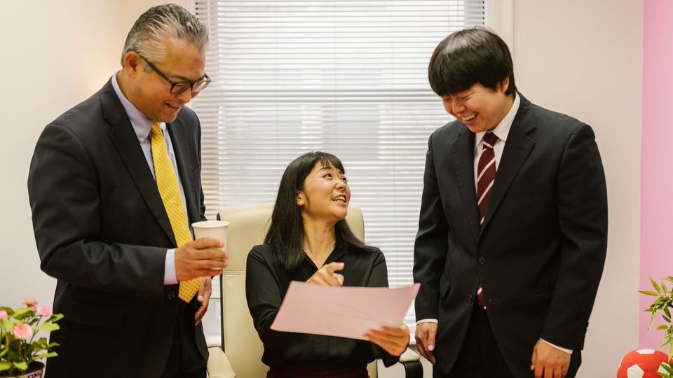誰に、どの順番で伝えるかのイメージ写真